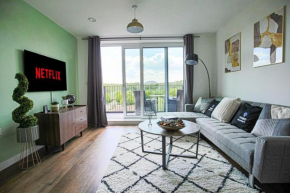 Luxury Central MK Apartment with Balcony, Smart TV and Free Parking by Yoko Property